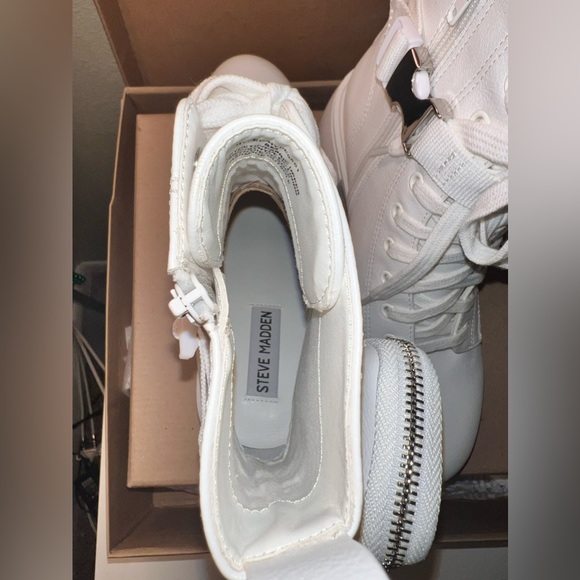 Steve Madden Hyped White Boots NWT!! - Picture 4 of 5